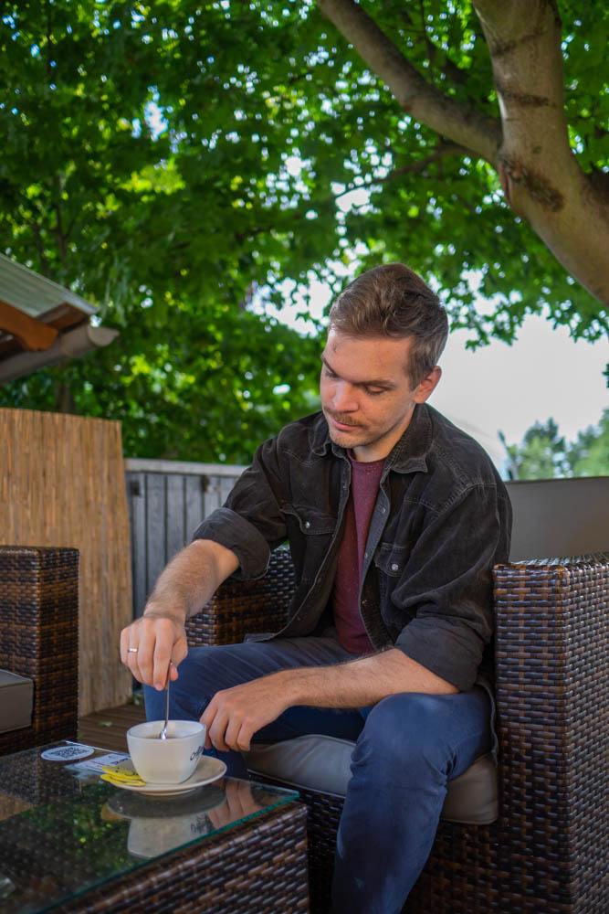 Gast trinkt Kaffee im Biergarten des Restaurants "Zur Kanone" in Tautenhain