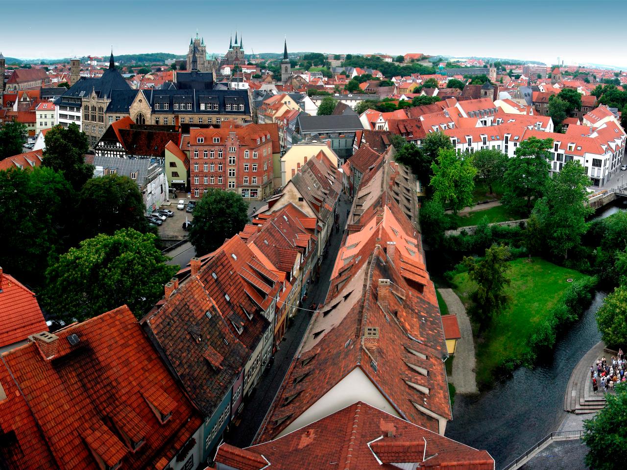 Blick aus Vogelperspektive über die Krämerbrücke bis zum Erfurter Dom
