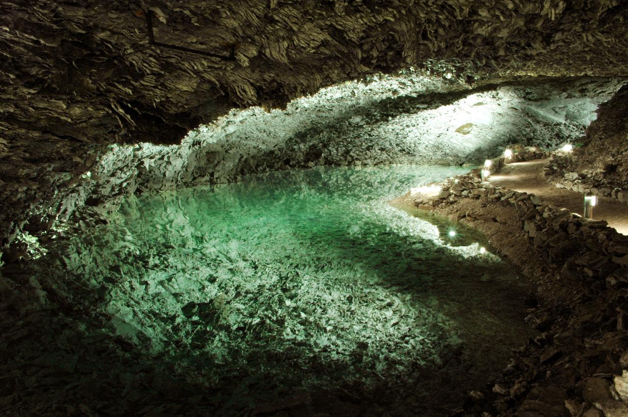 Kristallklarer, blaugrün schimmernder See mit faszinierender Spiegelung, Barbarossahöhle Kyffhäuser