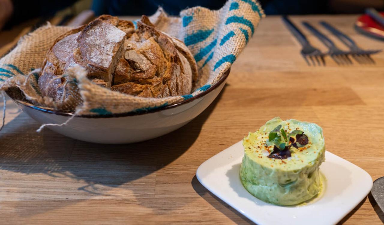 Grüner Aufstrich mit frischgebackenem Brot im Restaurant 12Hundert9 auf Burg Scharfenstein im Eichsfeld