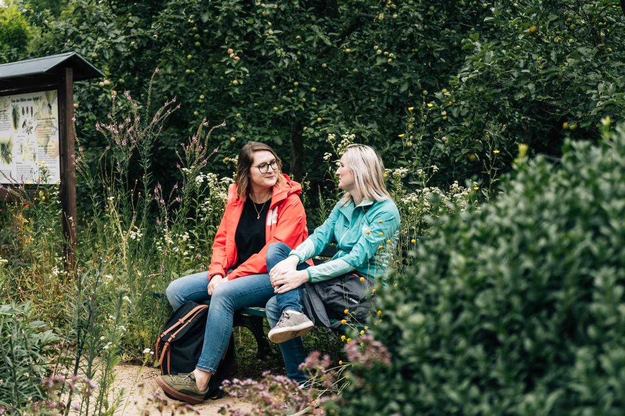 Zwei Frauen sitzen im Garten des Deutschen Bienenmuseums Weimar