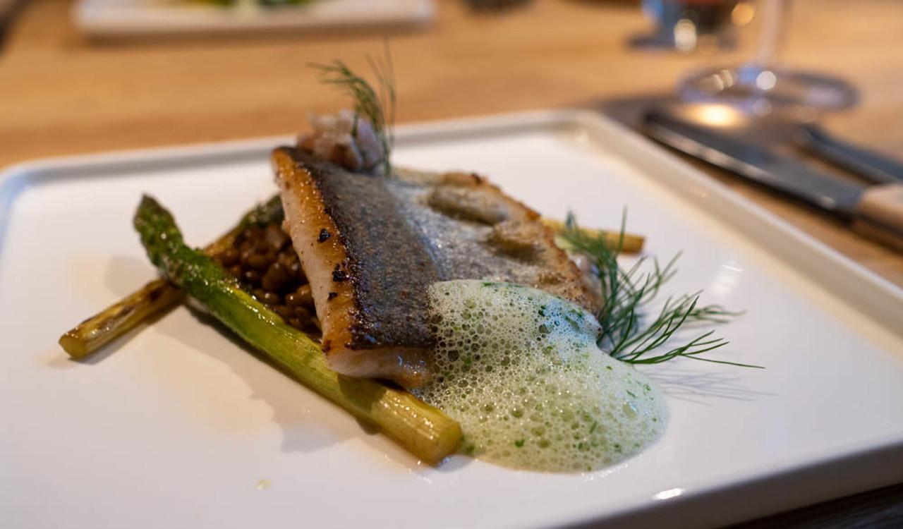 Forellenfilet mit Spargel und Dillschaum im Restaurant 12Hundert9 auf Burg Scharfenstein im Eichsfeld