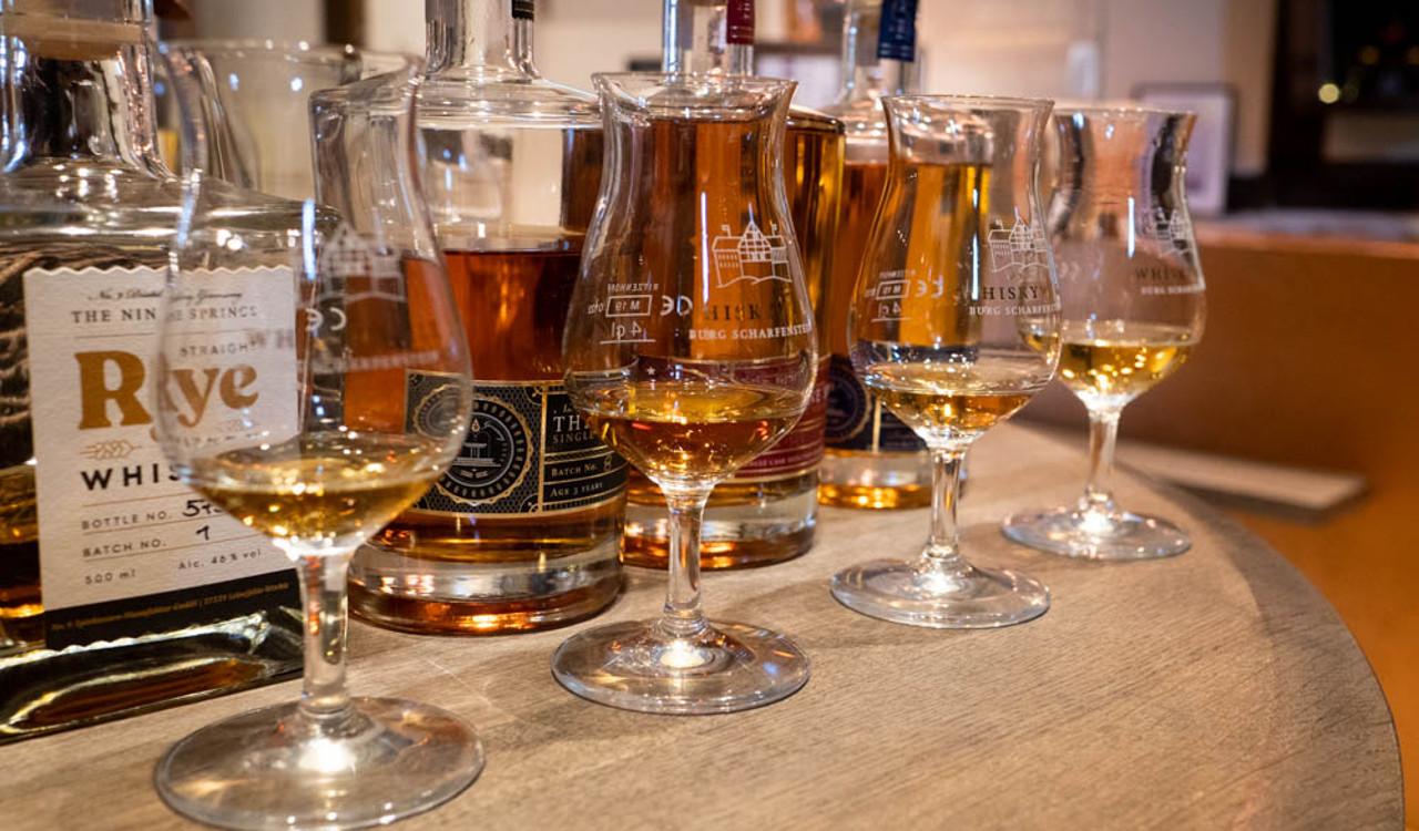 Gläser mit dem Whisky "The Nine Springs" vorbereitet für eine Verkostung
