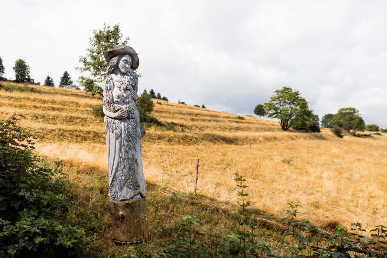 Kräuterfrau-Statue an der Steilstrecke der Oberweißbacher Berg- und Schwarzatalbahn