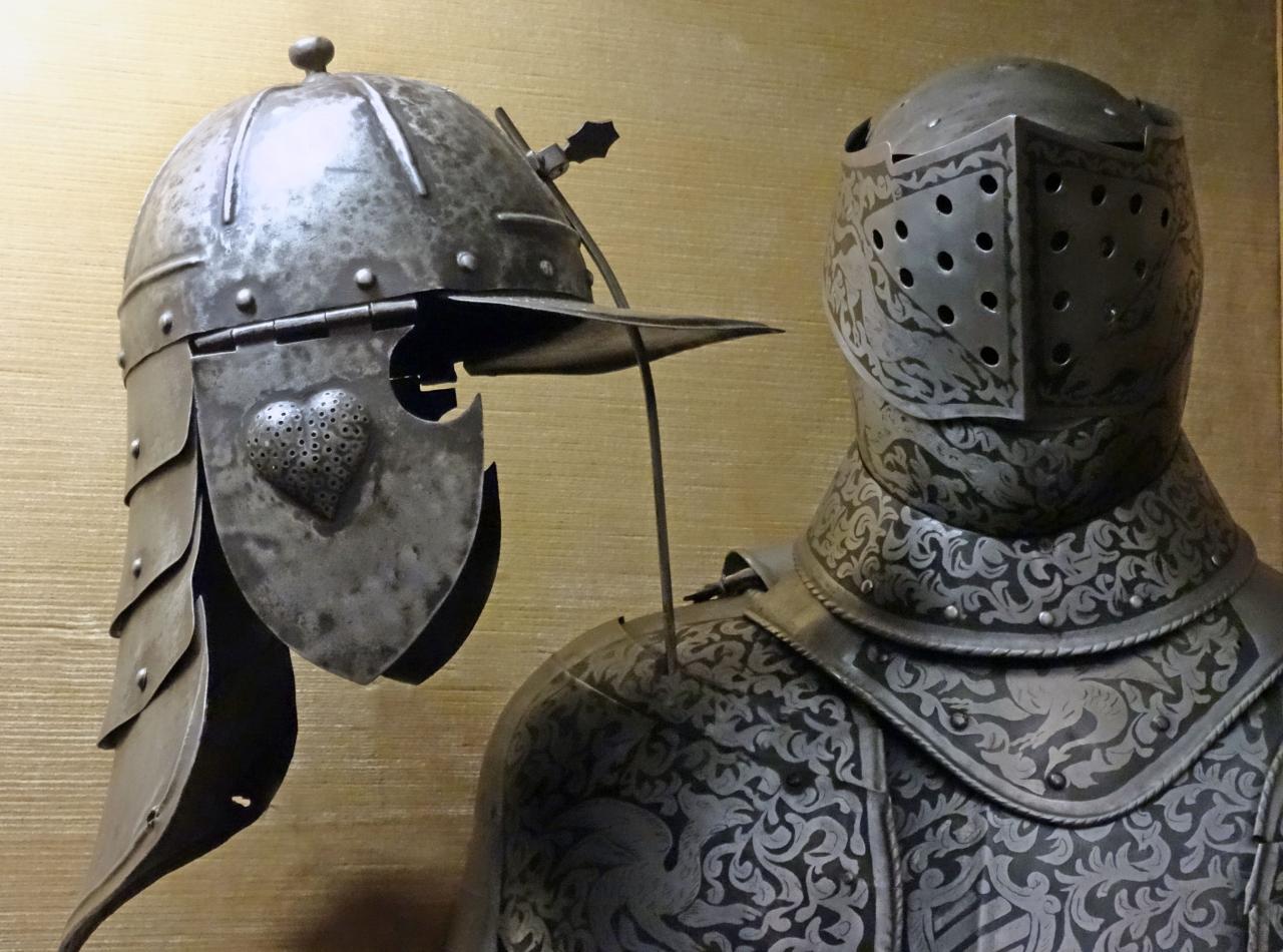 Ausgestellte Ritterrüstung und Helm auf Burg Posterstein