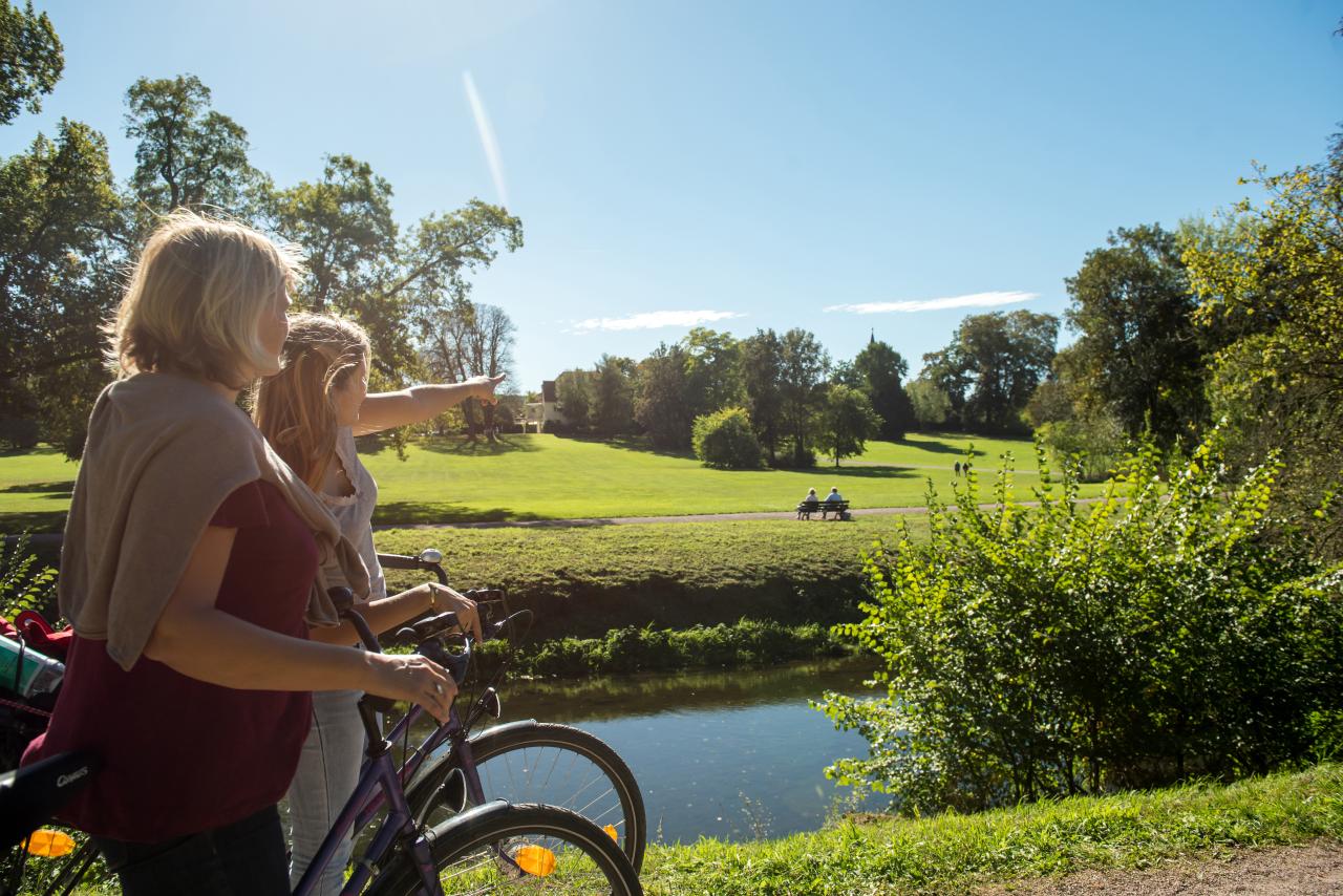 Radfahrerinnen genießen den Ausblick im Park Tiefurt