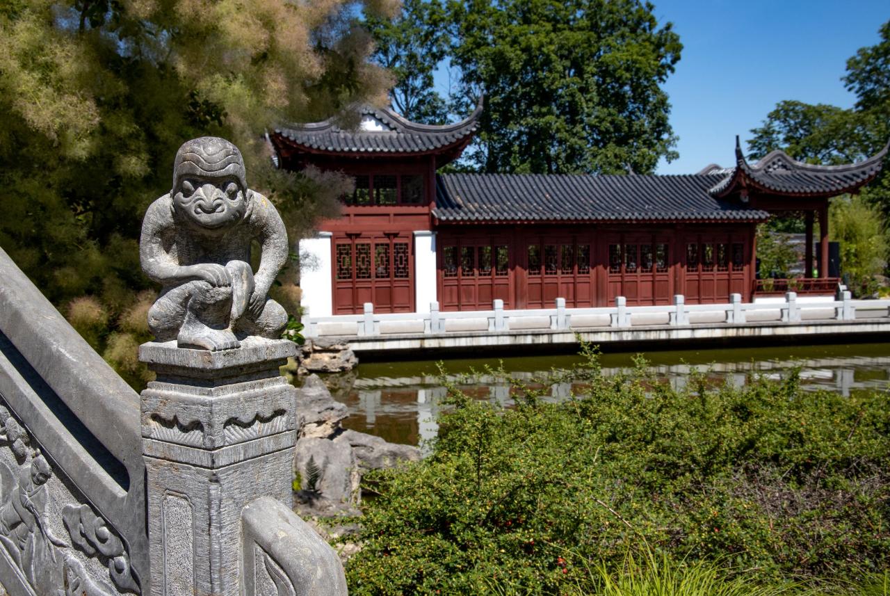 Detail der Brücke im Chinesischen Garten mit typisch chinesischem Gebäude im Hintergrund, Weißensee.