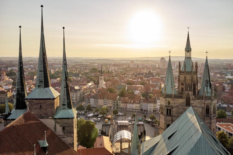 Erfurter Dom und Severi Kirche im Sonnenaufgang mit Stadtblick